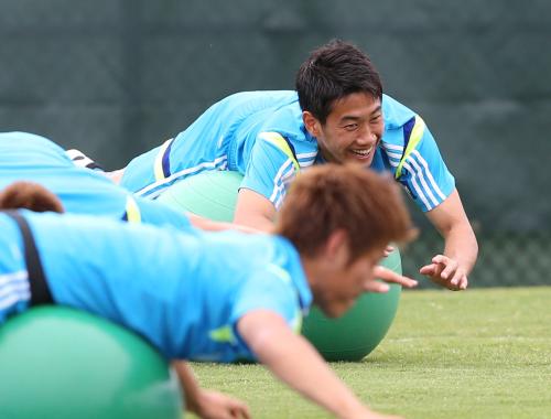 ＜日本練習＞バランスボールの上で笑顔を見せる香川