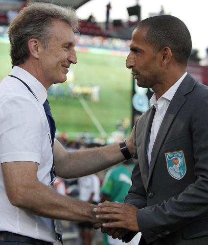 試合前にエルサルバドル指揮官と握手するコートジボワールのラムーシ監督（右）（ＡＰ）