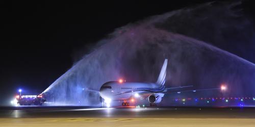 ブラジルのイトゥに到着し、歓迎の放水を受けるサッカー日本代表を乗せた飛行機