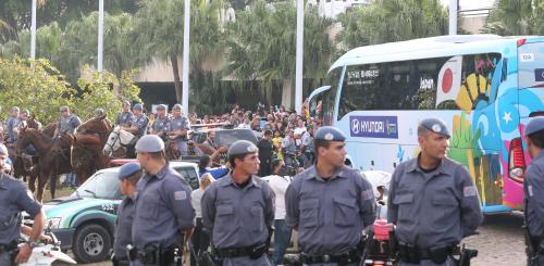 物々しい警備の中、日本代表を乗せたバスがスタジアムに入っていく