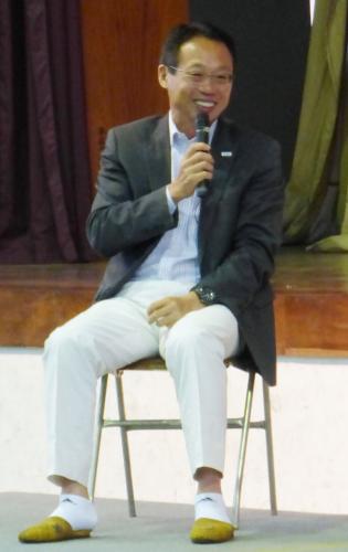 サンパウロの日本人学校で講演する、サッカーの前日本代表監督の岡田武史氏