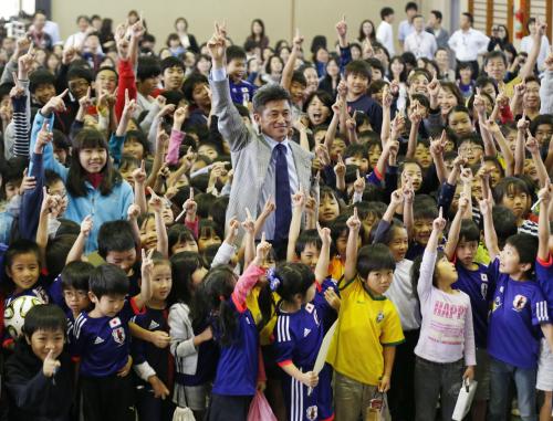 サンパウロの日本人学校を訪問し、児童らと記念撮影する三浦知良（中央）