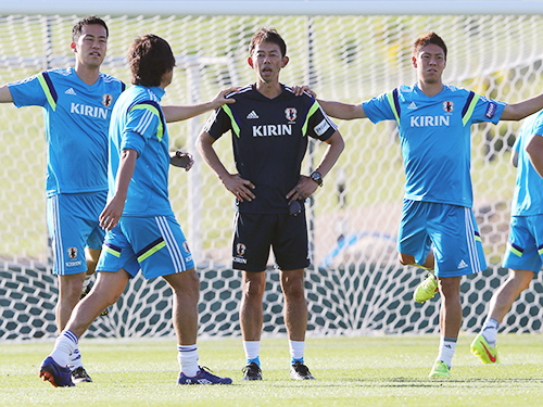早川コンディショニングコーチ（中）の肩につかまってアップする吉田（左）と伊野波
