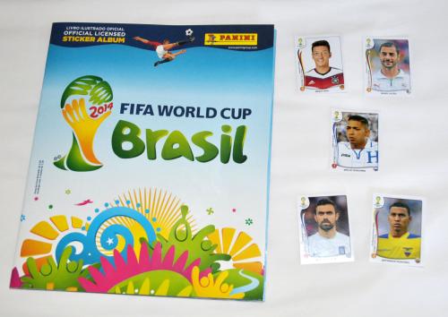 ブラジルで人気のサッカーＷ杯各国代表選手のシール「フィグリーニャ」。左はシールを貼るアルバム