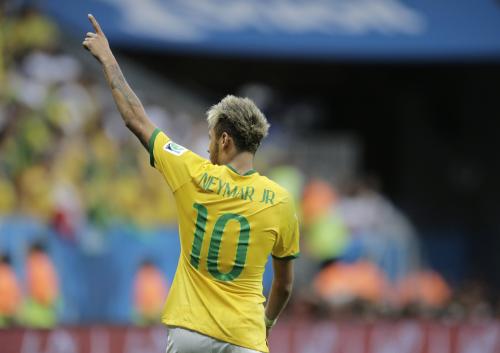 ＜カメルーン・ブラジル＞前半３４分、２点目を決めて歓声に応えるブラジルの１０番ネイマール（ＡＰ）