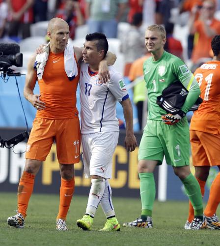 ＜オランダ・チリ＞試合後、オランダ代表ロッベン（左）と肩を組んで歩くチリ代表メデル（ＡＰ）