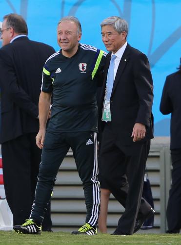 ＜日本代表前日練習＞本格練習開始前にザッケローニ監督（左）と握手する日本サッカー協会の大仁会長