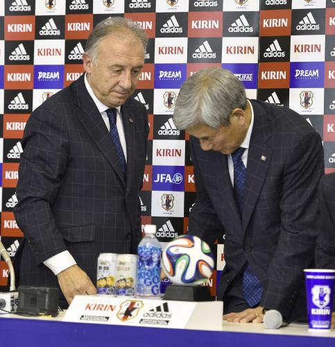 退任表明の記者会見を終え、引き揚げるザッケローニ監督。右は日本サッカー協会の大仁邦弥会長