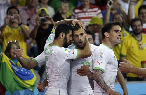 ＜アルジェリア・ロシア＞後半１５分、同点ゴールを決めたスリマニ（中央）はチームメートに祝福される（ＡＰ）