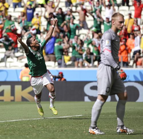先制ゴールを決め喜びを露わにするメキシコ代表のジョバニ・ドスサントス（左）（ＡＰ）