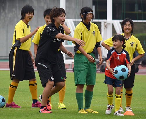 サッカー教室参加の小中学生に指導する熊谷（手前左）
