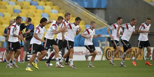 練習するドイツの選手たち（ＡＰ）