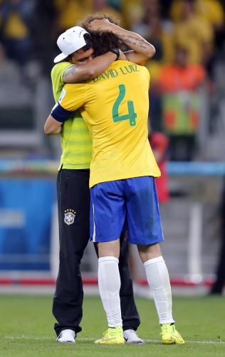 試合後、出場停止だったブラジルの主将チアゴ・シウバは、ゲームキャプテンを務めたダビド・ルイスを抱きしめる（ＡＰ）