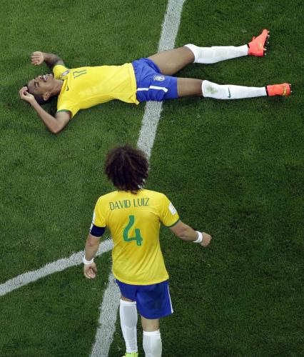 ＜ブラジル・ドイツ＞ピッチに倒れ込むＭＦグスタボ（上）とダビド・ルイス（ＡＰ）