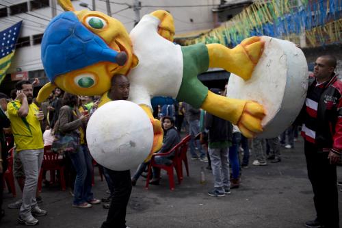サンパウロでは、大会マスコット「フレコ」の像を動かしてしまうブラジルファンも（ＡＰ）