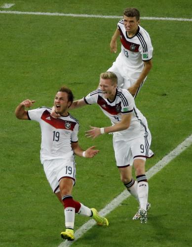 アルゼンチンとの決勝で、延長後半に決勝ゴールを決めたドイツのゲッツェ（手前左）＝ＡＰ＝
