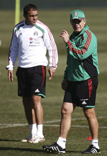 ２０１０年、メキシコ代表の練習でのブランコ（左）とアギーレ氏