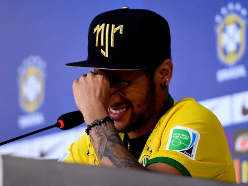 個人名が入った帽子をかぶり、Ｗ杯の記者会見で涙を流すブラジル代表ＦＷネイマール