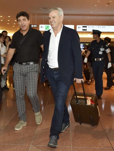 羽田空港に到着した、サッカー日本代表監督のハビエル・アギーレ氏（中央）