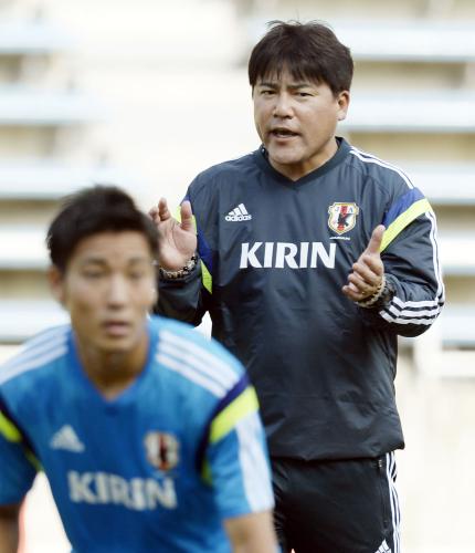 選手に指示を出すサッカー男子のＵ―21日本代表の手倉森監督（右）
