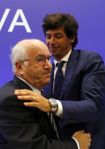 イタリアサッカー協会新会長に就任したタバッキオ氏（左）と敗れたアルベルティーニ氏