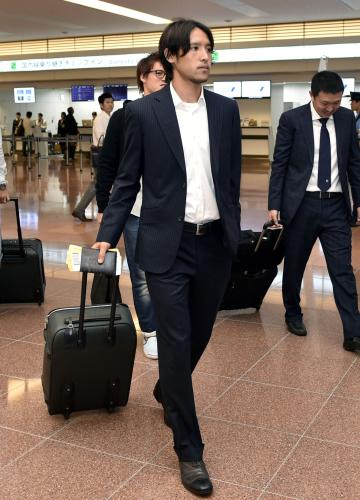 サッカー日本代表のアギーレ新監督が初めて指揮する国際親善試合のメンバーに選ばれ帰国した細貝（手前）