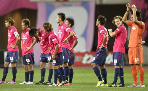 川崎Ｆに敗れ、肩を落とすフォルラン（右から２人目）らＣ大阪イレブン