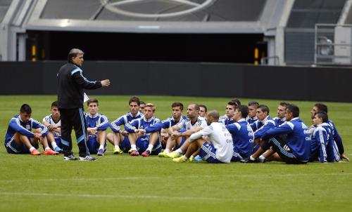 親善試合ドイツ戦を選手たちに話をするアルゼンチン代表のマルティーノ監督