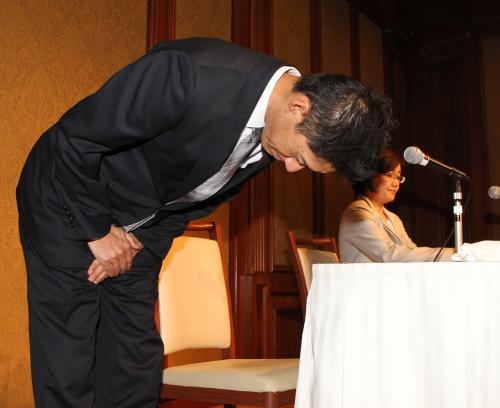 セクハラ行為があった上村氏について頭を下げ詫びるジェフユナイテッドの島田亮代表取締役社長