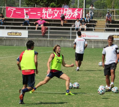 「ダービー＝絶対勝利」の横断幕のもとで練習するＣ大阪の選手たち