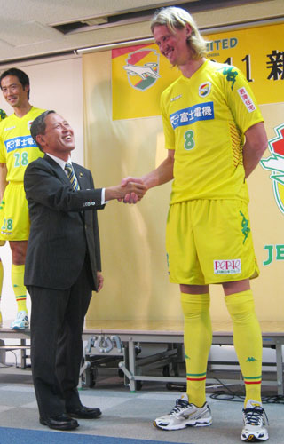 Ｊリーグの歴代最長身２メートル４センチのオーロイ（右）。２０１１年のＪ２千葉新体制発表会見で三木社長と握手。