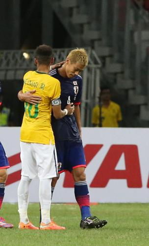 ＜日本・ブラジル＞試合終了後、ネイマール（左）と抱き合う本田