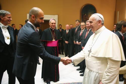 ＣＬローマ戦の翌日、ローマ法王フランシスコと握手を交わすバエイルン・ミュンヘンのグアルディオラ監督
