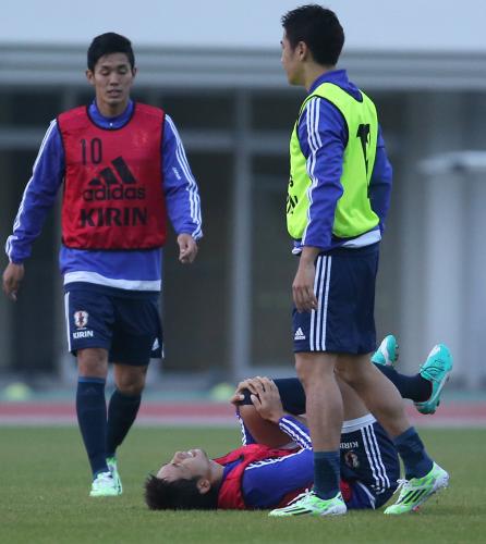 練習中、左ひざを負傷する日本代表ＦＷ小林（左は武藤、右は香川）