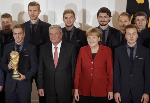 記念写真に納まる（前列左から）ラーム、ガウク大統領、メルケル首相、ゲッツェ（ＡＰ）