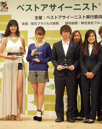 授賞式に出席した（左から）浦浜アリサ、福本愛菜、ＩＮＡＣ神戸の高瀬愛実、中島依美、川澄奈穂美