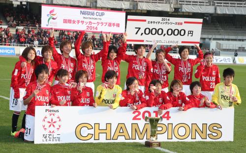 ＜なでしこリーグ　浦和・新潟＞優勝した浦和イレブンは記念撮影で笑顔