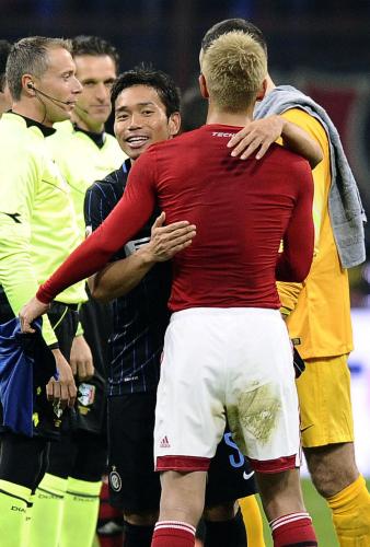 試合後に抱き合うＡＣミランの本田（手前）とインテル・ミラノの長友