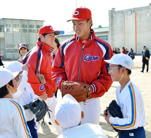 広島市立梅林小を訪れ、児童と話すプロ野球広島の堂林選手（右）と野村投手＝27日午前