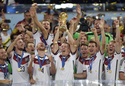 ２４年ぶりのＷ杯優勝に喜ぶドイツ代表の選手たち（ＡＰ）