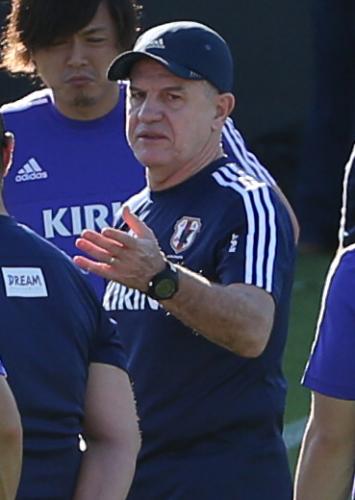 渋い表情で選手に説明する日本代表のアギーレ監督