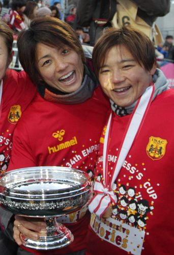 １２年１２月、ＩＮＡＣ神戸で皇后杯３連覇を達成したＤＦ近賀（左）とＭＦ大野