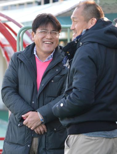 宮崎合宿中の鹿島の練習に訪れたＵ―２２日本代表の手倉森監督（左）は秋田豊氏と談笑する