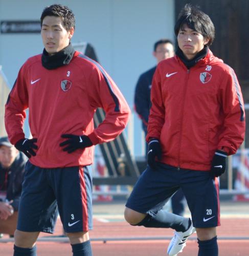 仲間の練習を見つめる鹿島の日本代表ＤＦ昌子（左）と同ＭＦ柴崎