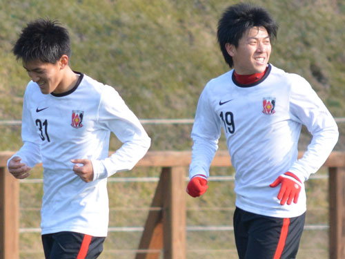 練習試合で活躍した浦和の高木(左)と武藤