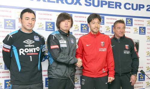 （左から）Ｇ大阪・長谷川監督、遠藤、浦和・阿部、ペトロヴィッチ監督