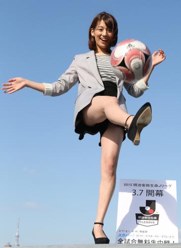 青空を背にボールをける２代目Ｊリーグ女子マネジャーの佐藤美希
