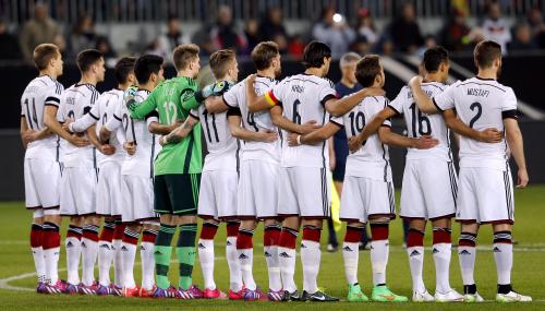 旅客機墜落事故を受け、試合前に黙とうするドイツ代表の選手たち（ＡＰ）