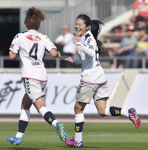浦和戦の後半、３点目のゴールを決め喜ぶＩＮＡＣ神戸・澤（右）