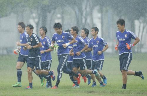 豪雨の中、マレーシア戦に向けて調整するＵ―２２日本代表イレブン